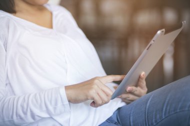 evde tablet ile kız