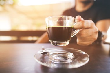 kahve rustik ahşap masa arka planda tutan eller