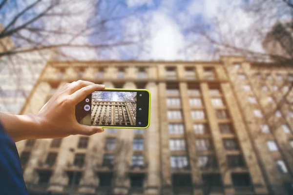 Adult man taking a picture with smartphone. Outdoor shot in natu — Stock Photo, Image