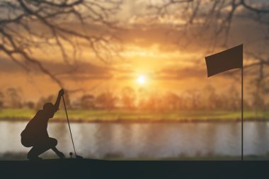 golfçüler silüeti süpürme hit ve golf sahası içinde s tutmak