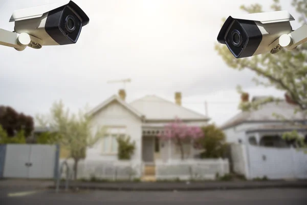 Telecamera di sicurezza CCTV con casa in background — Foto Stock