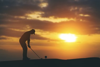 golfçüler silüeti süpürme hit ve golf sahası içinde s tutmak