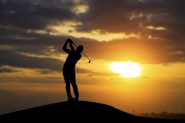 golfçüler silüeti süpürme hit ve golf sahası içinde s tutmak