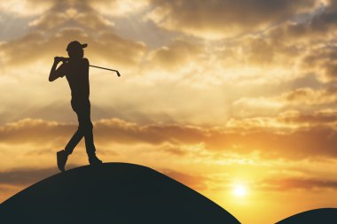 golfçüler silüeti süpürme hit ve golf sahası içinde s tutmak