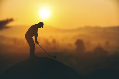 golfçüler silüeti süpürme hit ve golf sahası içinde s tutmak