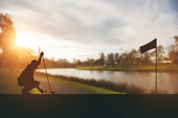 Silueta golfisté hit, zametání a udržet golfové hřiště v s — Stock fotografie