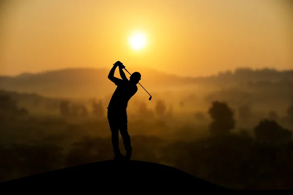 Silhouette di golfisti colpito spazzare e mantenere il campo da golf nel s — Foto Stock