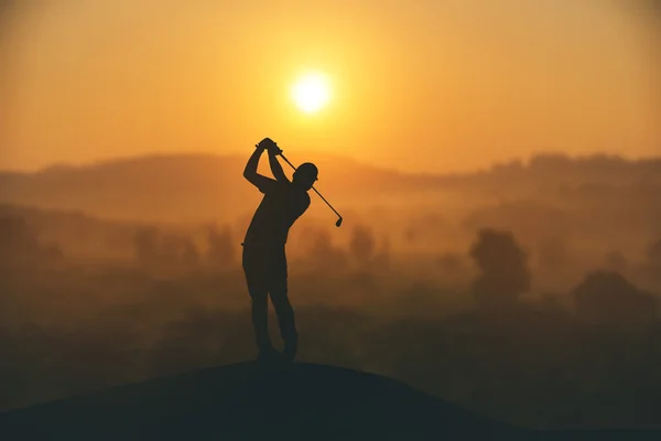 Silueta de golfistas golpear barrido y mantener campo de golf en el s — Foto de Stock