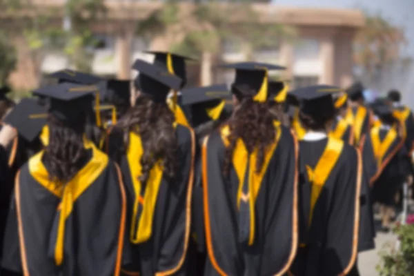 Graduados desfocados estão andando na fila para obter o seu diploma , — Fotografia de Stock