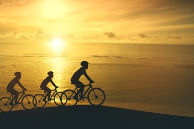 Kopyalama alanı sportif şirket arkadaşlar açık havada Bisiklet aga boş