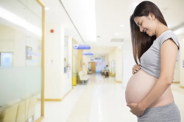 Gravid kvinna kommer till doktorn på sjukhuset — Stockfoto