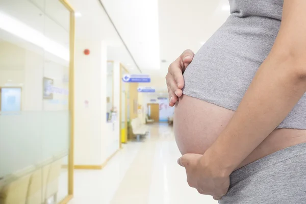 Gravid kvinna kommer till doktorn på sjukhuset — Stockfoto