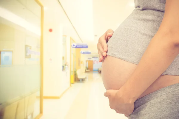 Gravid kvinna kommer till doktorn på sjukhuset. Vintage färg — Stockfoto