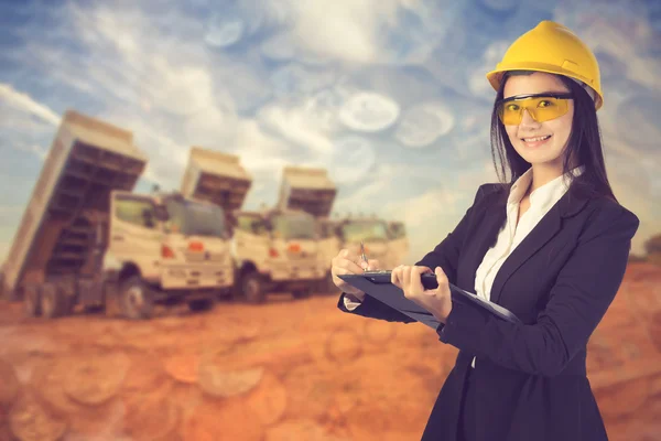 Mooie vrouw engineer staat ernstige voor een vrachtwagen. — Stockfoto