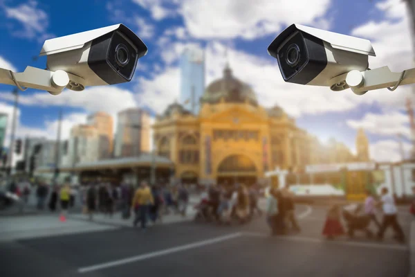 Telecamera di sicurezza CCTV o sorveglianza Operativo sulla strada del traffico a — Foto Stock