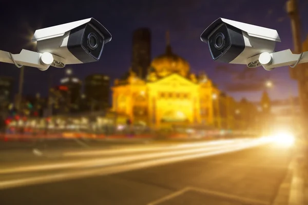 Telecamera di sicurezza CCTV o sorveglianza Operativo sulla strada del traffico a — Foto Stock
