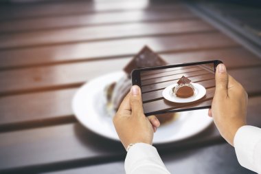 Yakalama için akıllı telefon tutarak, bir fotoğrafını çekin