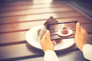 Yakalamak için akıllı telefon tutarak, Bir fotoğraf çekin . Vintage renk