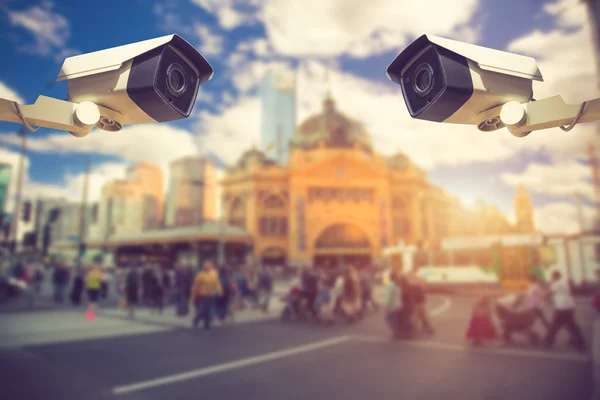 Cctv セキュリティ カメラや監視道路上で動作します。 — ストック写真