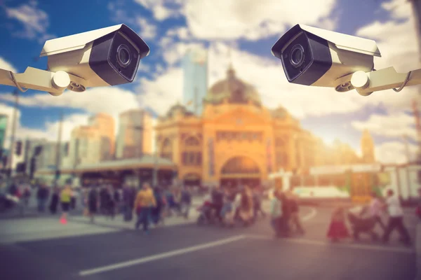 Telecamera di sicurezza CCTV o sorveglianza Operativo sulla strada del traffico a — Foto Stock