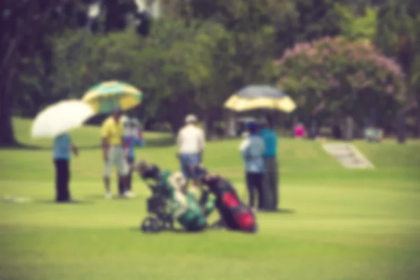 Verschwommene Golfer schlagen im Sommer bei Sonnenschein auf mitreißenden Golfplatz ein — Stockfoto