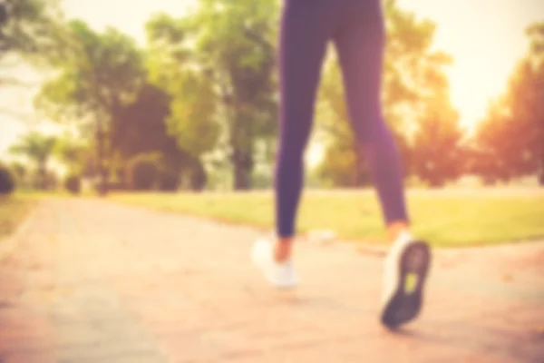 Verschwommene Hintergründe von Menschen, die sich in Parks im Freien bewegen: — Stockfoto