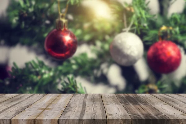 Christmas wakacje tło z pusty pokład drewniany stół nad w — Zdjęcie stockowe