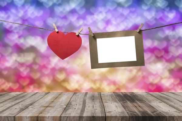 Blank instant photos hanging on the clothesline with red heart o — Stock Photo, Image