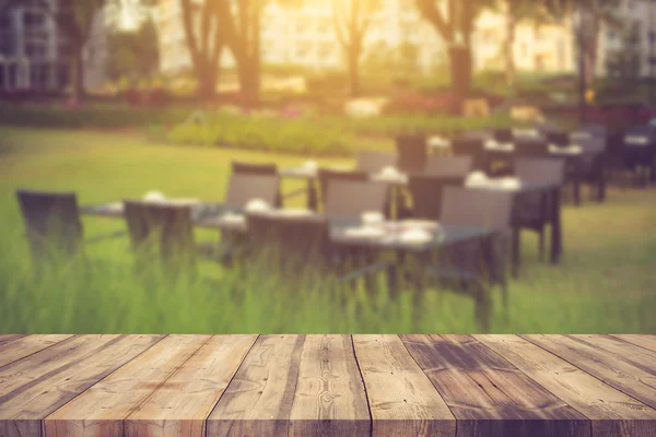 Blurred background of architecture and garden with board can be — Stock Photo, Image