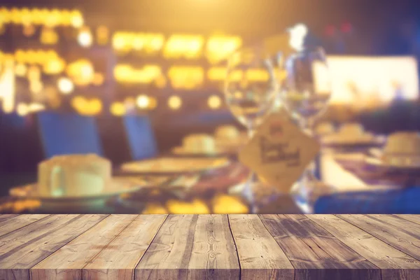 Imagen de mesa de madera en frente de fondo borroso abstracto de — Foto de Stock