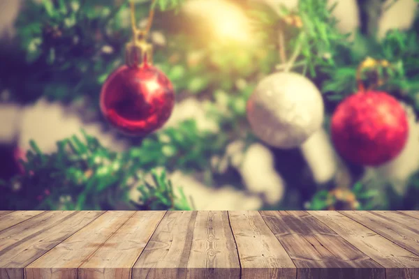 Navidad vacaciones fondo con mesa cubierta de madera vacía sobre w —  Fotos de Stock