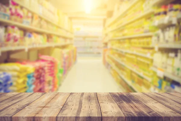 Plateau de table en bois sur fond de supermarché flou - peut être utilisé pour — Photo