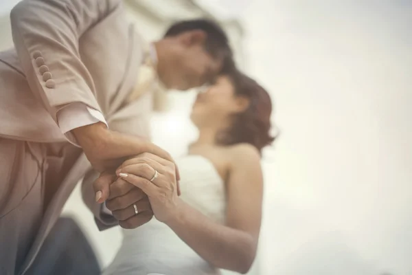 Çift holding düğün günbatımı background.vintage renk üzerinde eller — Stok fotoğraf