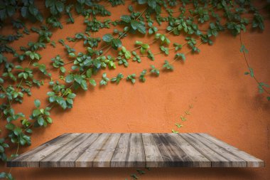 Boş üst ahşap raflar ve taş duvar arka plan. Ürün için 