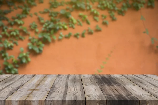 Estantes de madera superiores vacíos y fondo de pared de piedra. Para productos — Foto de Stock