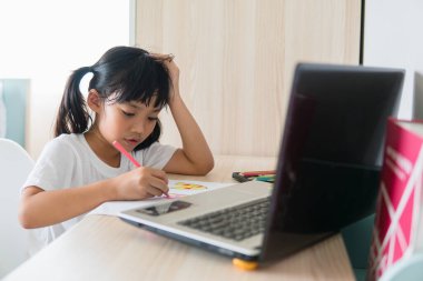 Asyalı kız öğrenci çevrimiçi öğrenim sınıfı çalışması evde dizüstü bilgisayarla.