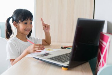 Asyalı kız öğrenci çevrimiçi öğrenim sınıfı çalışması evde dizüstü bilgisayarla.