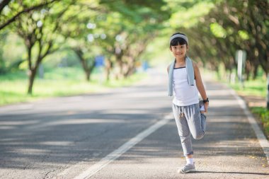Gardenya arka planda tatlı Asyalı kız egzersizi