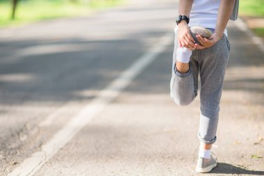 Gardenya arka planda tatlı Asyalı kız egzersizi