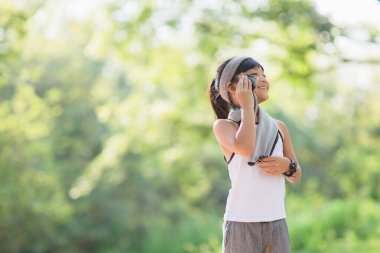 Eğitimden sonra terli çocukları siliyorum. Çocuklar şehir parkında spor yapıyor.
