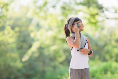 Eğitimden sonra terli çocukları siliyorum. Çocuklar şehir parkında spor yapıyor.