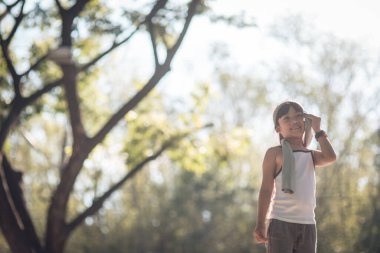 Eğitimden sonra terli çocukları siliyorum. Çocuklar şehir parkında spor yapıyor..