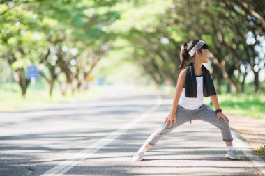 Gardenya arka planda tatlı Asyalı kız egzersizi