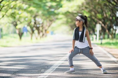 Gardenya arka planda tatlı Asyalı kız egzersizi
