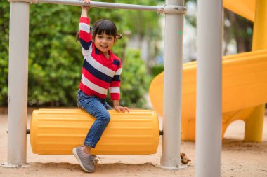 Çocuk parkında aktif küçük bir kız