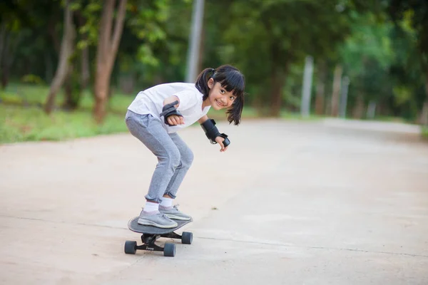 Linda Niña Jugando Skate Surf Skate Parque Skate — Foto de Stock