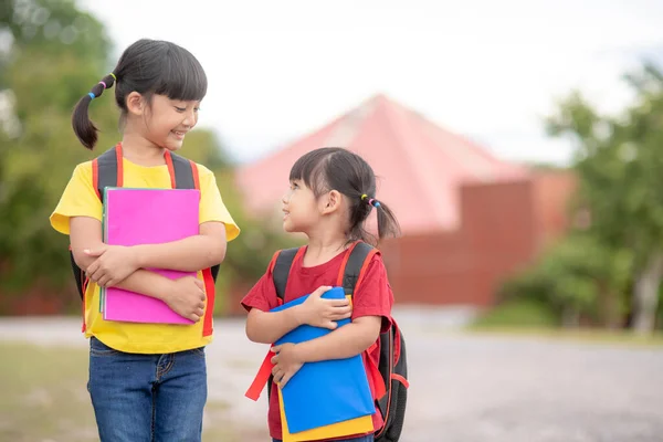 Retourne École Deux Mignon Asiatique Enfant Filles Avec École Sac — Photo