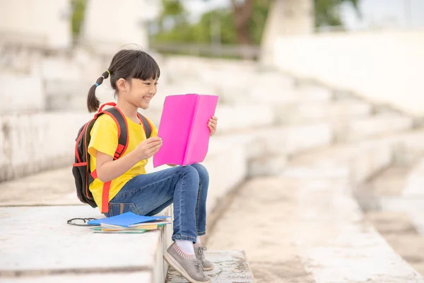 Asian Young Girl Read Book Learning Skills Concept — Zdjęcie stockowe