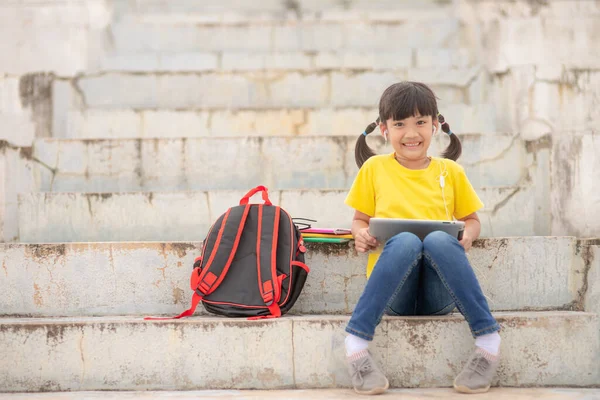 Asian Little Girl Taking Class Line Happy — Φωτογραφία Αρχείου