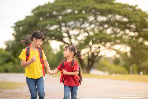 Cute Azjatyckie Dzieci Trzymając Się Razem Podczas Chodzenia Szkoły — Zdjęcie stockowe